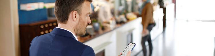 E-Rezept einlösen Junges Paar auf dem Sofa mit Laptop und Kreditkarte